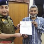 Ghaziabad: E-Rickshaw Driver Hands Over Unattended Bag Containing Rs 25 Lakh Cash To Police, Gets Appreciation For His Honesty (See Pics)